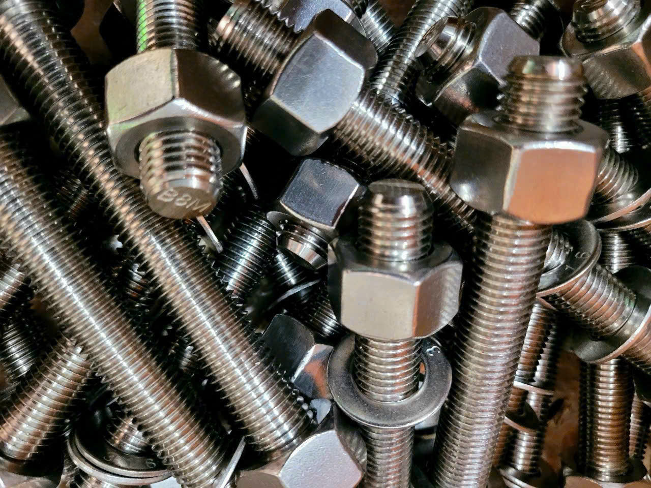 Cận cảnh chi tiết ren của sản phẩm stud Bolt ASTM A193 B8 chất lượng